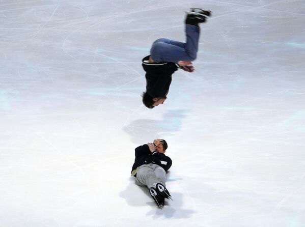 متزلجون يؤدون حركات بهلوانية ضمن بطولة التزلج على الجليد في سانت بطرسبورغ، روسيا. - سبوتنيك عربي