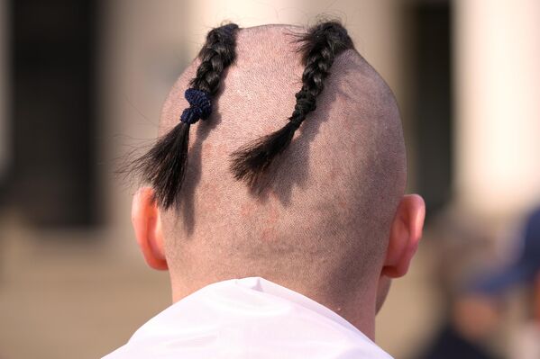 صورة لرجل بقصة شعر غريبة في وارسو، بولندا. - سبوتنيك عربي