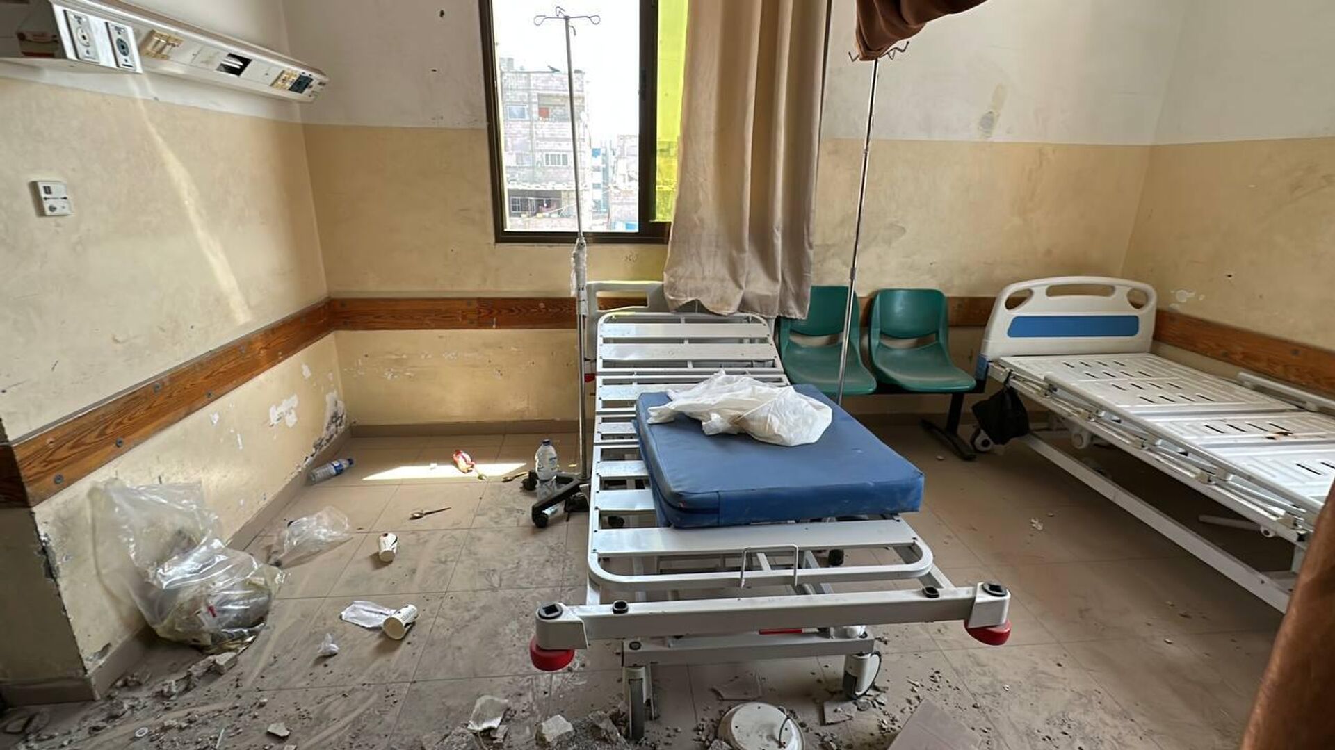 استهداف مشفى ناصر الطبي يفاقم أزمة القطاع الصحي في غزة - سبوتنيك عربي, 1920, 27.03.2025