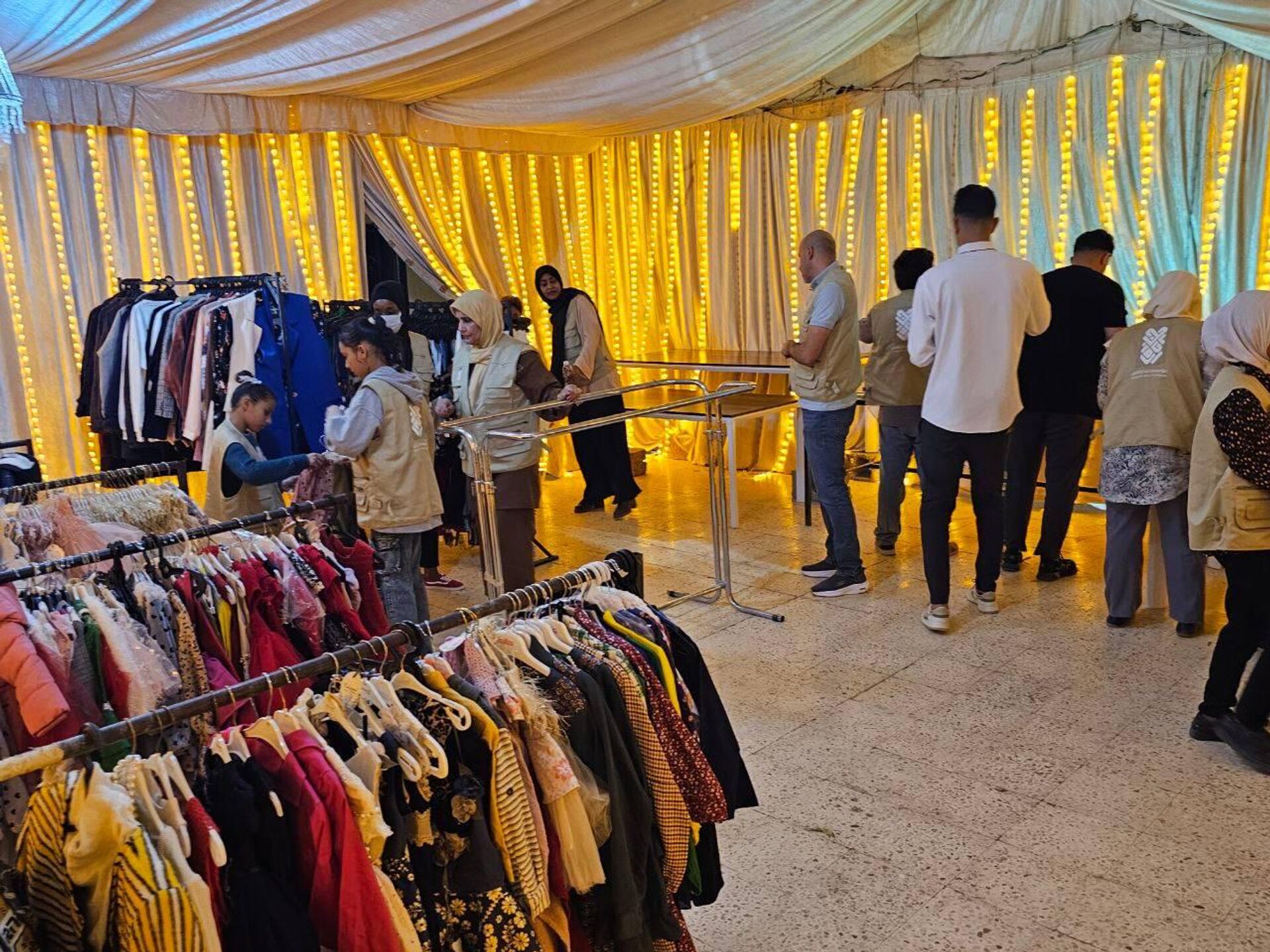 فطورك علينا وعيدهم عليك.. حملة خيرية لرسم البسمة على وجوه الأطفال في بنغازي - سبوتنيك عربي, 1920, 28.03.2025