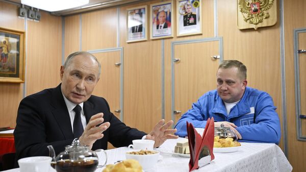  الرئيس الروسي فلاديمير بوتين خلال رحلة عمل إلى مورمانسك - سبوتنيك عربي