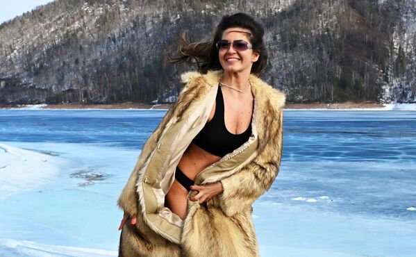 فتاة تلتقط صورة على ضفاف نهر ينيسي إقليم كراسنويارسك، روسيا. - سبوتنيك عربي