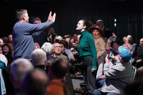 متظاهرة تقاطع زعيم حزب "الإصلاح في المملكة المتحدة"، نايغل فاراغ، خلال إعلان فوزه برئاسة البلدية، في مضمار سباق دونكاستر. - سبوتنيك عربي