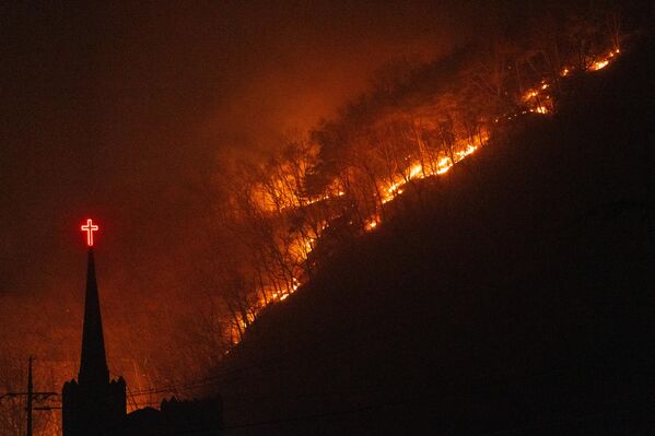 مشهد مخيف لحريق غابات ينتشر في أنحاء مدينة أندونغ، كوريا الجنوبية. - سبوتنيك عربي