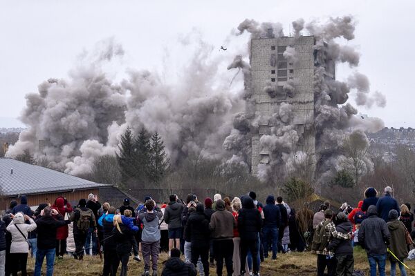 صورة لهدم أبراج ويندفورد في ماري هيل، لإفساح المجال لبناء 386 منزلًا جديدا، المملكة المتحدة. - سبوتنيك عربي