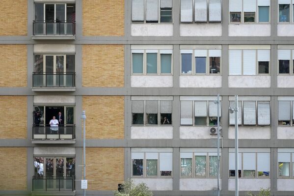 أول ظهور للبابا فرنسيس على شرفته ليخاطب الحشود في مستشفى غيميلي، في روما، إيطاليا. - سبوتنيك عربي