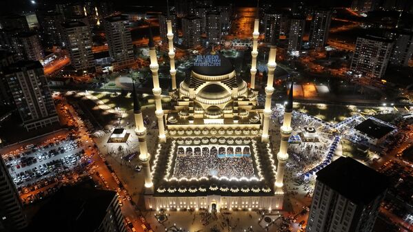 صورة جوية لمسجد شاهين بيه الوطني ومجمعه، حيث يتجمع المسلمون لأداء الصلاة في ليلة القدر في غازي عنتاب، تركيا. - سبوتنيك عربي