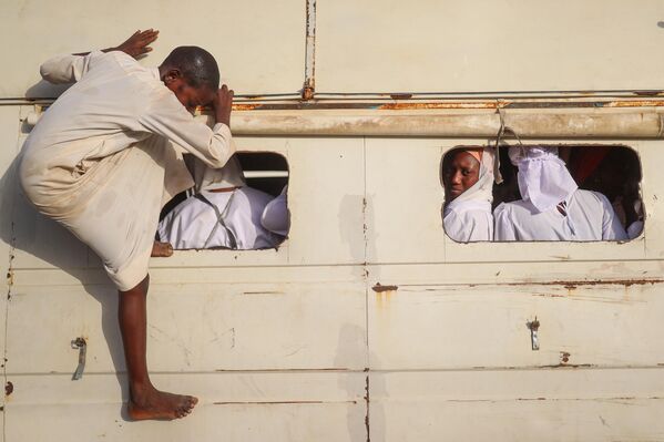 أتباع حركة "باي فول" يتجمعون لتوزيع الطعام على المحتاجين في رمضان في توبا، السنغال. - سبوتنيك عربي