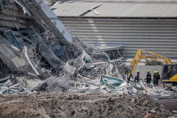 فرق الإنقاذ التايلاندية يصلون إلى موقع انهيار ناطحة سحاب إثر الزلزال في منطقة شاتوشاك في بانكوك، تايلاند. - سبوتنيك عربي