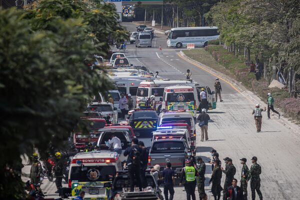 فرق الإنقاذ التايلاندية تصل إلى موقع انهيار ناطحة سحاب إثر الزلزال في منطقة شاتوشاك في بانكوك، تايلاند. - سبوتنيك عربي