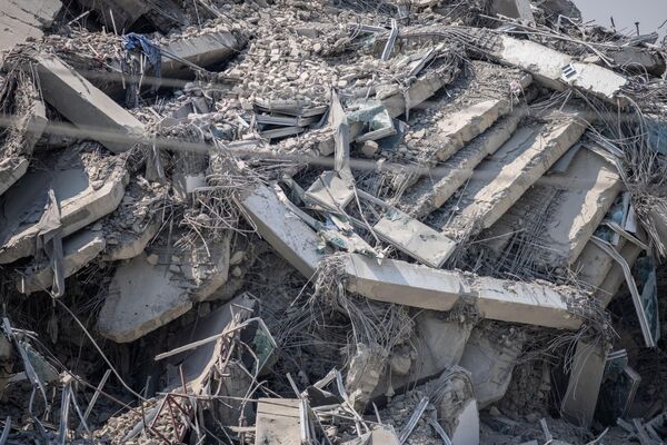 الركام في مكان انهيارناطحة سحاب قيد الإنشاء في منطقة شاتوشاك، بانكوك، تايلاند. - سبوتنيك عربي