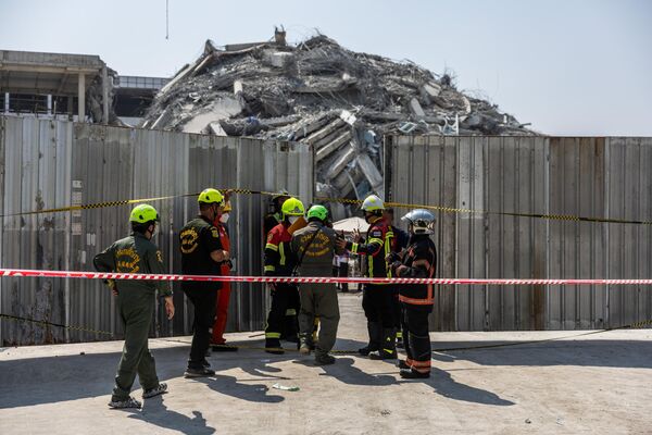 فرق الإنقاذ التايلاندية تصل إلى موقع انهيار ناطحة سحاب قيد الإنشاء في منطقة شاتوشاك، بانكوك، تايلاند. - سبوتنيك عربي