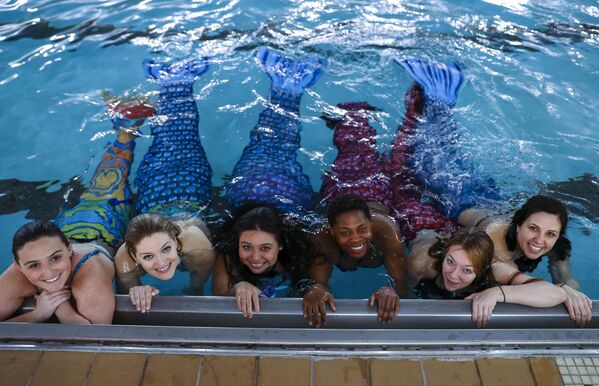 سيدات يتدربن على السباحة بذيول حورية البحر في مدرسة أكوا ميرميد للسباحة، في شيكاغو، الولايات المتحدة الأمريكية. - سبوتنيك عربي