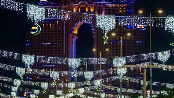بآلاف التشكيلات المضيئة.. أبوظبي تتزين لاستقبال عيد الفطر المبارك - سبوتنيك عربي