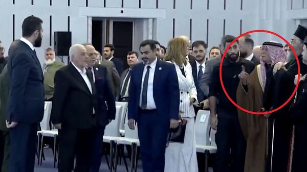 الشيخ سعود نايف النمر، شيخ عشيرة الشنابلة يتحدث في قصر الشعب، مع الرئيس السوري للفترة الانتقالية أحمد الشرع - سبوتنيك عربي