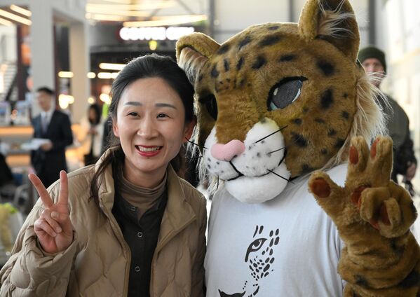 فتاة سائحة تلتقط صورة مع نمر أوسوري، في مطار فلاديفوستوك فتاة سائحة تلتقط صورة مع نمر أوسوري، في مطار فلاديفوستوك - سبوتنيك عربي