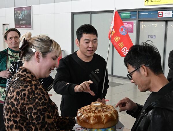 ركاب يصلون على متن أول رحلة من فلاديفوستوك إلى بكين ركاب يصلون على متن أول رحلة من فلاديفوستوك إلى بكين - سبوتنيك عربي