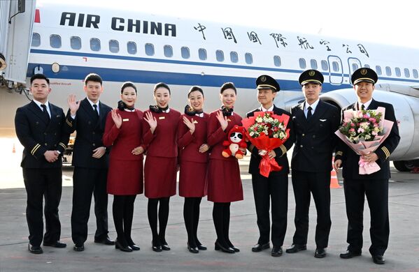 طاقم موظفي شركة طيران الصين التي أطلقت رحلة مباشرة جديدة من فلاديفوستوك إلى بكين طاقم موظفي شركة طيران الصين التي أطلقت رحلة مباشرة جديدة من فلاديفوستوك إلى بكين - سبوتنيك عربي