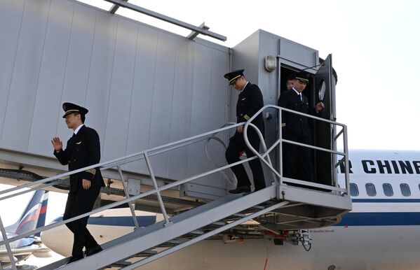 طيارو الخطوط الجوية الصينية يرحبون بالركاب في مطار فلاديفوستوك طيارو الخطوط الجوية الصينية يرحبون بالركاب في مطار فلاديفوستوك - سبوتنيك عربي