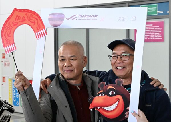 ركاب يصلون على متن أول رحلة من فلاديفوستوك إلى بكين. ركاب يصلون على متن أول رحلة من فلاديفوستوك إلى بكين. - سبوتنيك عربي