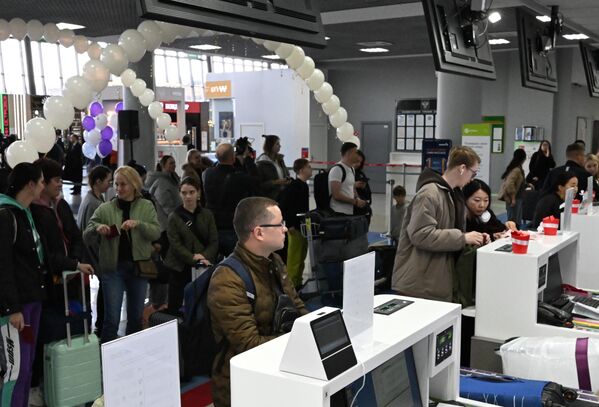 مسافرو شركة طيران الصين في رحلة مباشرة جديدة من فلاديفوستوك إلى بكين مسافرو شركة طيران الصين في رحلة مباشرة جديدة من فلاديفوستوك إلى بكين - سبوتنيك عربي