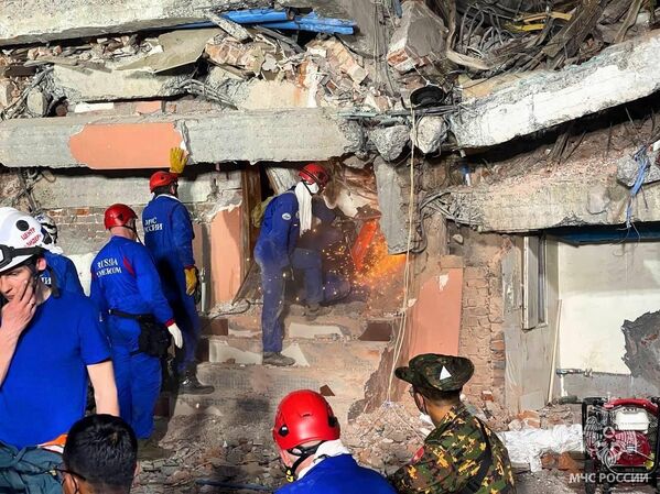 موظفو وزارة حالات الطوارئ الروسية يزيلون آثار الزلزال الذي ضرب ميانمار - سبوتنيك عربي