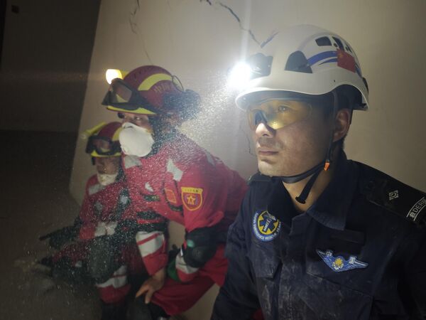 فريق إنقاذ صيني يبحث عن ناجين في مبنى سكني تضرر من الزلزال في ماندالاي، ميانمار. - سبوتنيك عربي