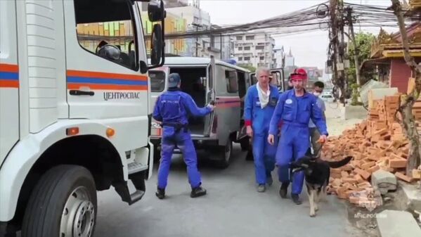 موظفو وزارة حالات الطوارئ الروسية يشاركون في إزالة آثار الزلزال الذي ضرب ميانمار - سبوتنيك عربي