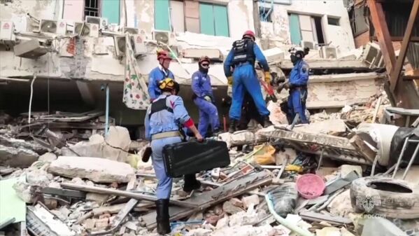 موظفو وزارة حالات الطوارئ الروسية يعملون على إزالة آثار الزلزال الذي ضرب ميانمار - سبوتنيك عربي