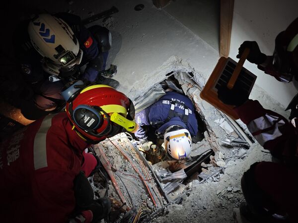 فريق إنقاذ صيني يجري عملية بحث وإنقاذ في مبنى سكني دمره زلزال في ماندالاي، ميانمار. - سبوتنيك عربي
