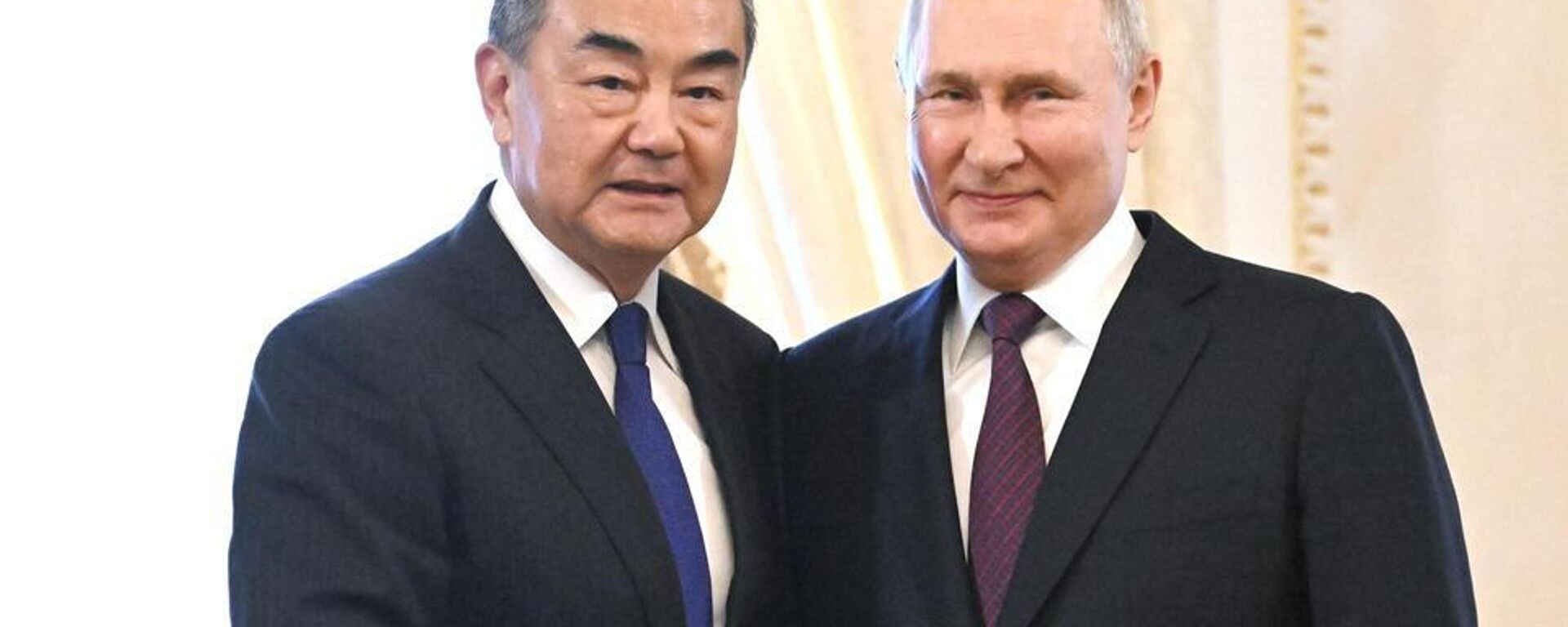 بوتين يجري محادثات مع وزير الخارجية الصيني في موسكو - سبوتنيك عربي, 1920, 01.04.2025