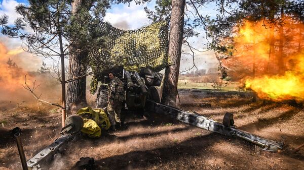 إطلاق النار من مدفع هاوتزر دي-20 التابع لفيلق المتطوعين في كتيبة القوات الخاصة المنفصلة أربات في مقاطعة كورسك - سبوتنيك عربي