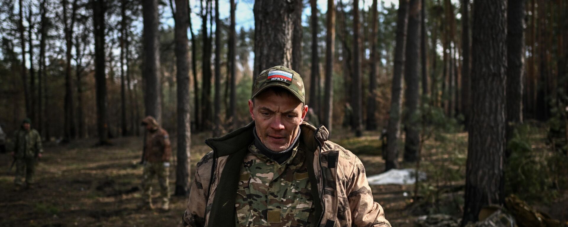 جندي يحمل قذيفة لمدفع هاوتزر دي-20 التابع لفيلق المتطوعين في كتيبة القوات الخاصة المنفصلة أربات في مقاطعة كورسك - سبوتنيك عربي, 1920, 15.04.2025