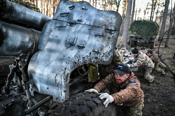 جنود طاقم مدفع هاوتزر "دي-20" التابع لكتيبة القوات الخاصة المنفصلة "أربات" التطوعية يقومون بعملهم في مقاطعة كورسك - سبوتنيك عربي