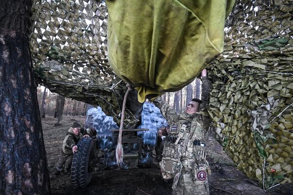 جنود طاقم مدفع هاوتزر "دي-20" التابع لكتيبة القوات الخاصة المنفصلة "أربات" التطوعية في مقاطعة كورسك - سبوتنيك عربي