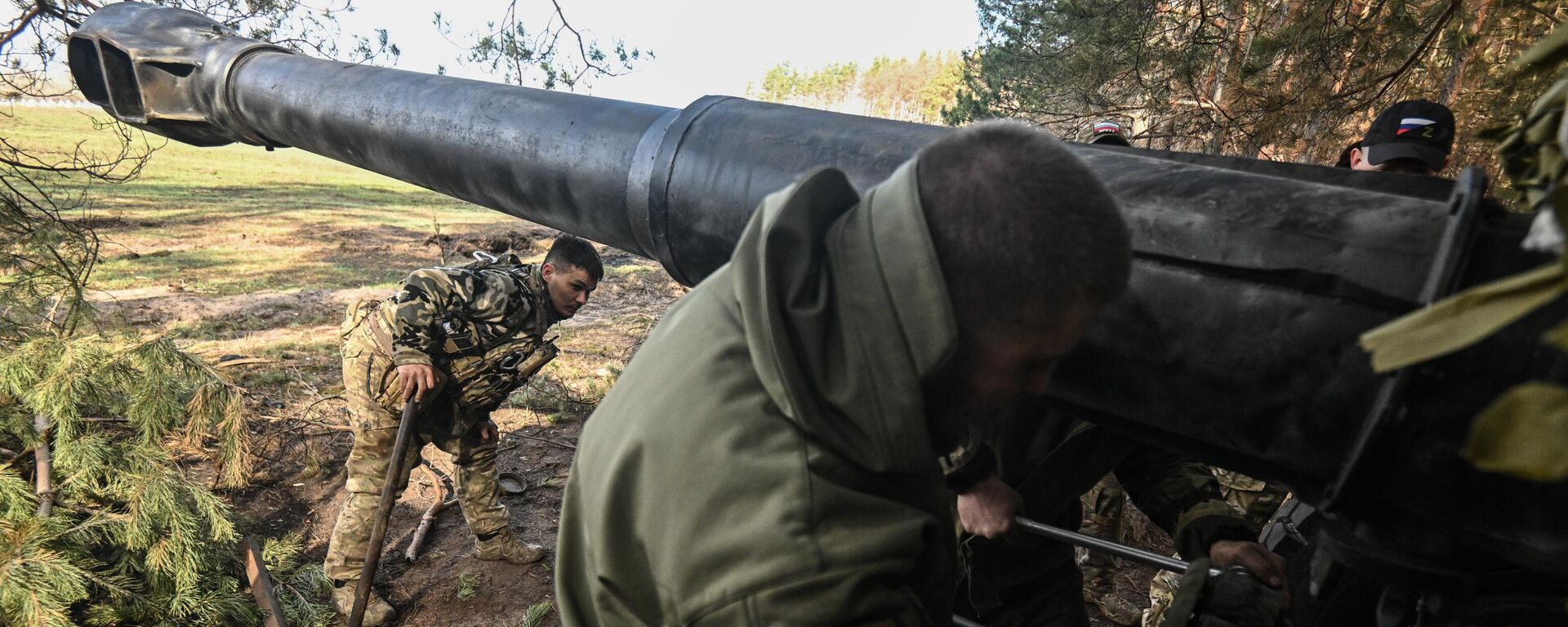 
جنود طاقم مدفع هاوتزر دي-20 التابع لفيلق المتطوعين في كتيبة القوات الخاصة المنفصلة أربات في مقاطعة كورسك
 - سبوتنيك عربي, 1920, 29.05.2025