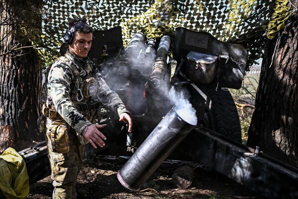 جندي من طاقم مدفع هاوتزر "دي-20" التابع لكتيبة القوات الخاصة المنفصلة "أربات" التطوعية في مقاطعة كورسك - سبوتنيك عربي