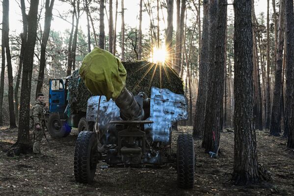 مدفع هاوتزر "دي-20" التابع لكتيبة القوات الخاصة المنفصلة "أربات" التطوعية في مقاطعة كورسك - سبوتنيك عربي