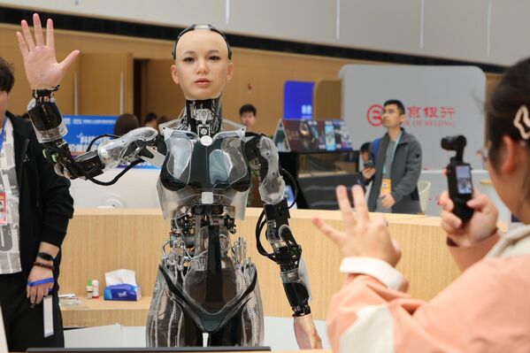 روبوتات بشرية تعمل في مكتب معلومات بمركز تشونغ غوان تسون الدولي للابتكار، في بكين، الصين - سبوتنيك عربي