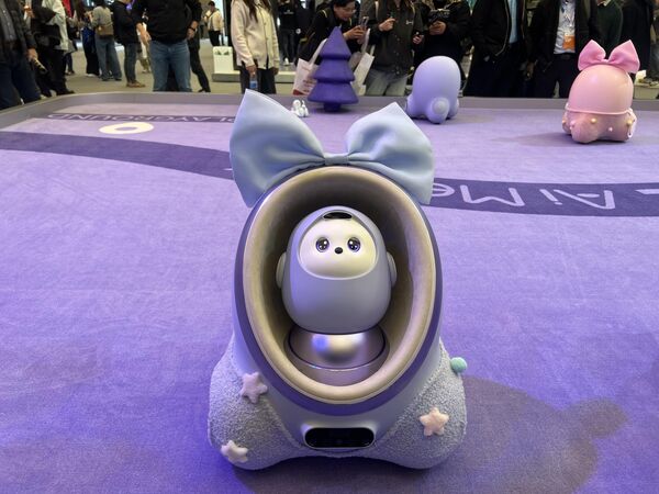 أول روبوت قادر على رعاية الأطفال والعائلات، في معرض الأجهزة والإلكترونيات العالمي، الذي يُقام في مركز شنغهاي الدولي الجديد للمعارض، تحت شعار "الذكاء الاصطناعي للجميع" - سبوتنيك عربي