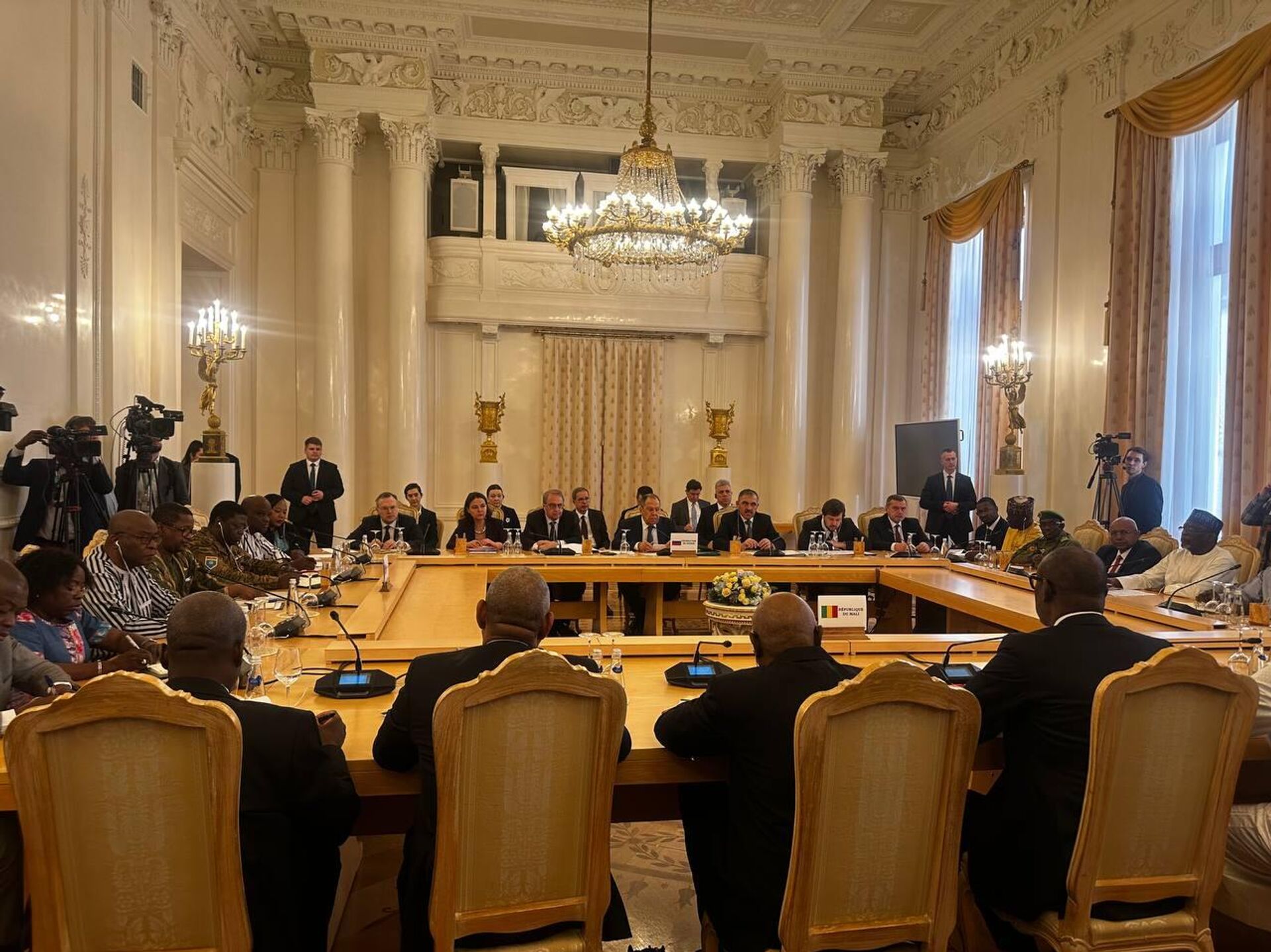 وزير الخارجية الروسي سيرغي لافروف، يعقد مؤتمرا صحفيا عقب اجتماع مع وزراء خارجية تحالف دول الساحل الأفريقي في موسكو. - سبوتنيك عربي, 1920, 03.04.2025