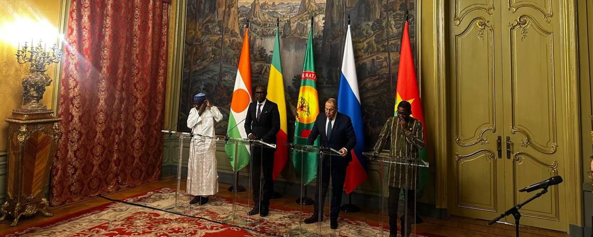 وزير الخارجية الروسي سيرغي لافروف، يعقد مؤتمرا صحفيا عقب اجتماع مع وزراء خارجية تحالف دول الساحل الأفريقي في موسكو. - سبوتنيك عربي, 1920, 04.04.2025