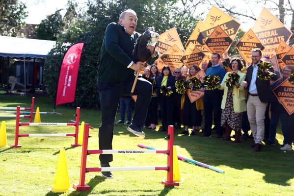 زعيم حزب الديمقراطيين الليبراليين، السير إد ديفي، في لقطة ساخرة، خلال إطلاق حملة انتخابية محلية في نادي "بادغمور" للغولف، في هينلي أون تيمز، إنجلترا. - سبوتنيك عربي