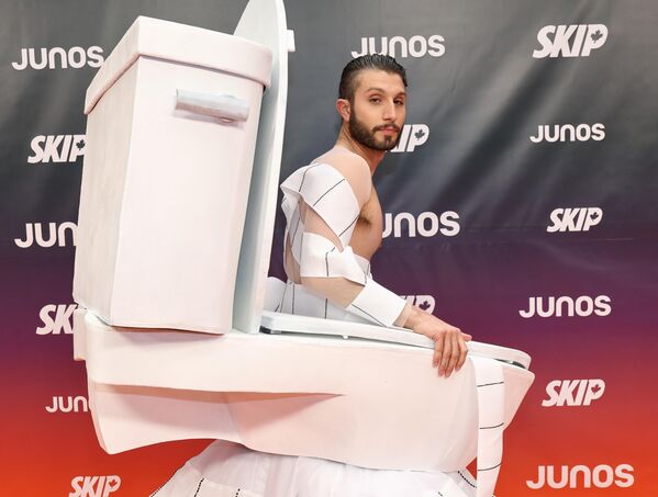 صورة أثارت انتقادات كثيرة، خلال حفل توزيع جوائز "جونو" لعام 2025، في قاعة "روجرز أرينا" في فانكوفر. - سبوتنيك عربي