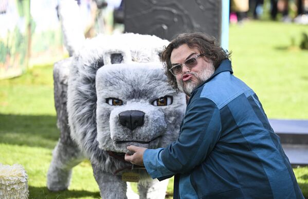 لقطة طريفة للممثل جاك بلاك، خلال العرض العالمي الأول لفيلم "ماين كرافت موفي" في سينما سينوورلد ليستر سكوير، لندن. - سبوتنيك عربي