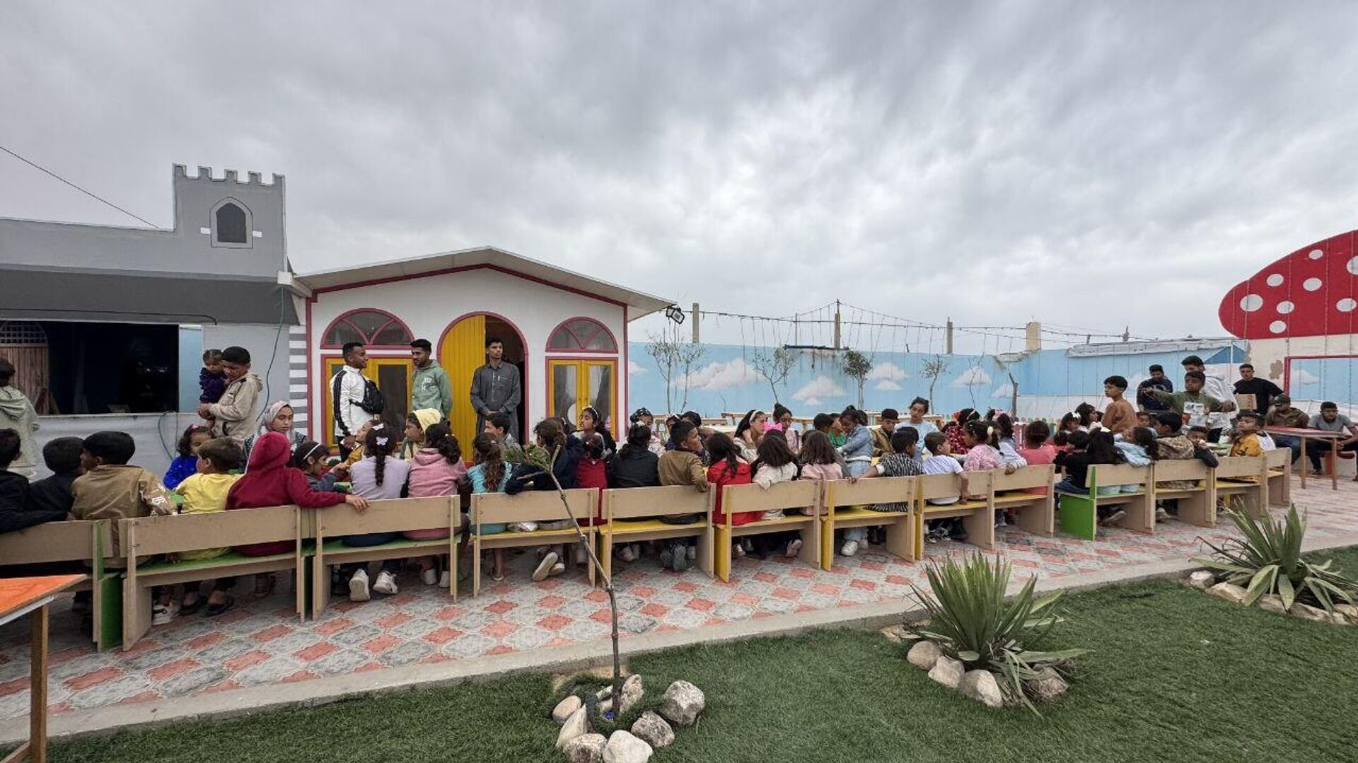 فعالية ترفيهية في مدينة خان يونس للتخفيف من معاناة الأطفال الأيتام - سبوتنيك عربي, 1920, 03.04.2025