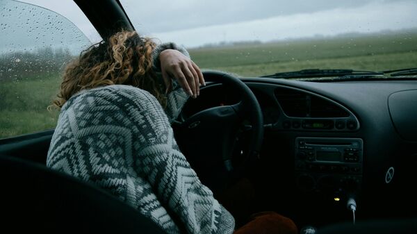 صورة لفتاة نامت أثناء قيادة السيارة  - سبوتنيك عربي