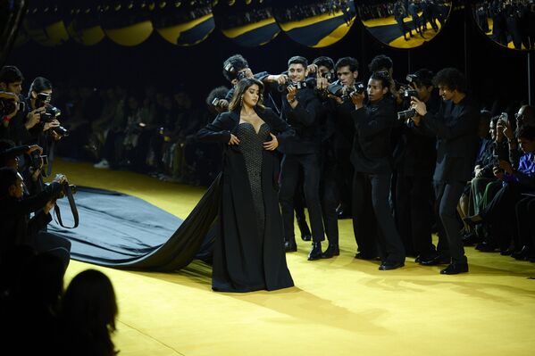 الممثلة جانفي كابور، تستعرض مجموعة ملابس من تصميم "راؤول ميشرا" في أسبوع "لاكمي للموضة 2025" في مومباي، الهند. - سبوتنيك عربي