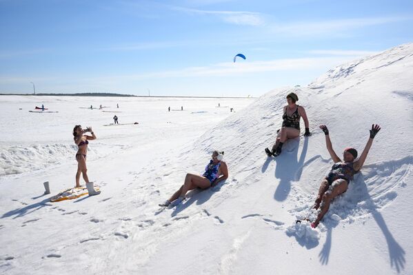 مشجعو نادي "هاردينغ" يستمتعون بأوقاتهم على الجليد بالقرب من نادي "ماياك" لليخوت خلال مسابقة "الربيع في الهواء" في نوفوسيبيرسك، روسيا. - سبوتنيك عربي