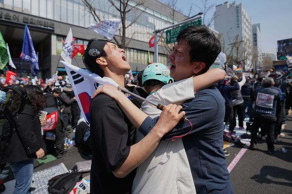 ردود أفعال الناس بعد سماع خبر إقالة الرئيس يون سوك يول، من منصبه في سيول، كوريا الجنوبية. - سبوتنيك عربي